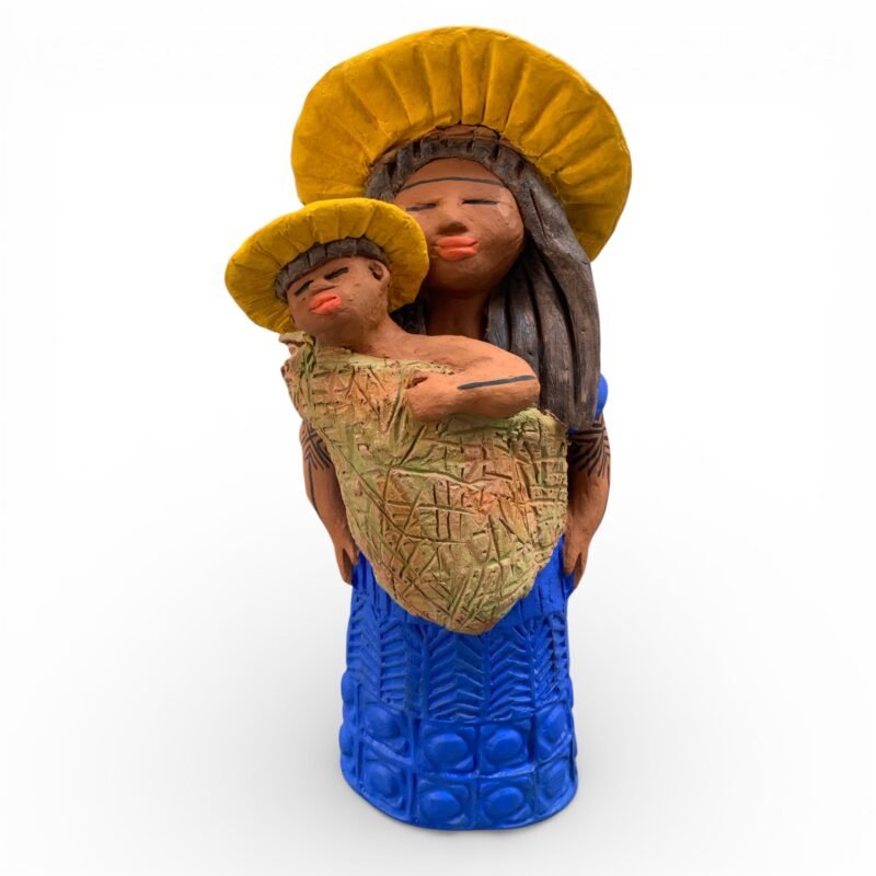 escultura indigena com curumim e cocar