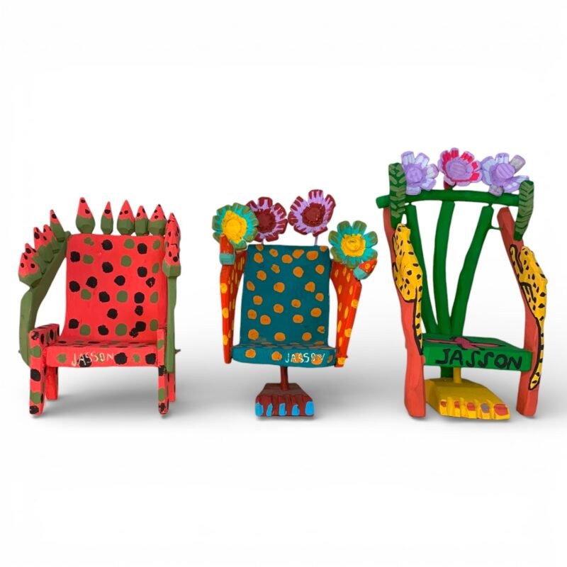 ESCULTURA CADEIRA DECORATIVA EM MADEIRA COLORIDA