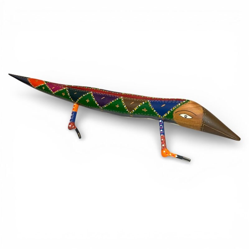 lagarto colorido esculpido em madeira