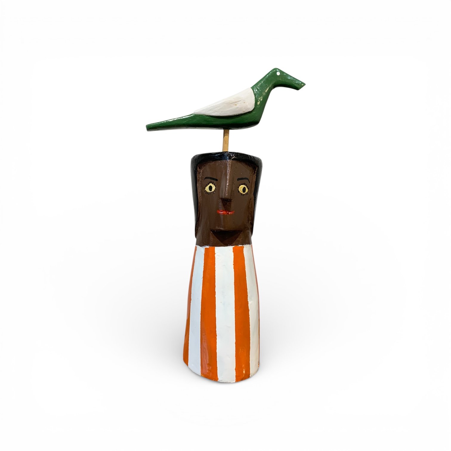 homem com passaro branco e laranja